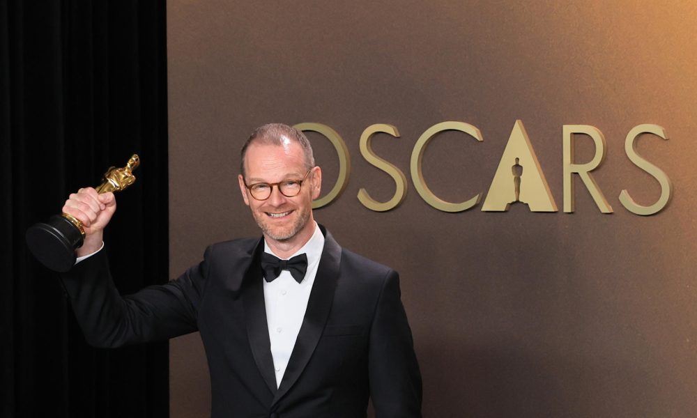 Joachim Trier posa con la estatuilla a mejor película internacional por Noruega, 'Sentimental Value' este domingo, en la ceremonia 98º de los premios Óscar, en Los Ángeles (Estados Unidos). EFE/ Armando Arorizo