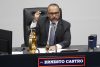 El presidente de la asamblea legislativa, Ernesto Castro, habla en una sesión plenaria este jueves, en San Salvador (El Salvador). EFE/ Rodrigo Sura
