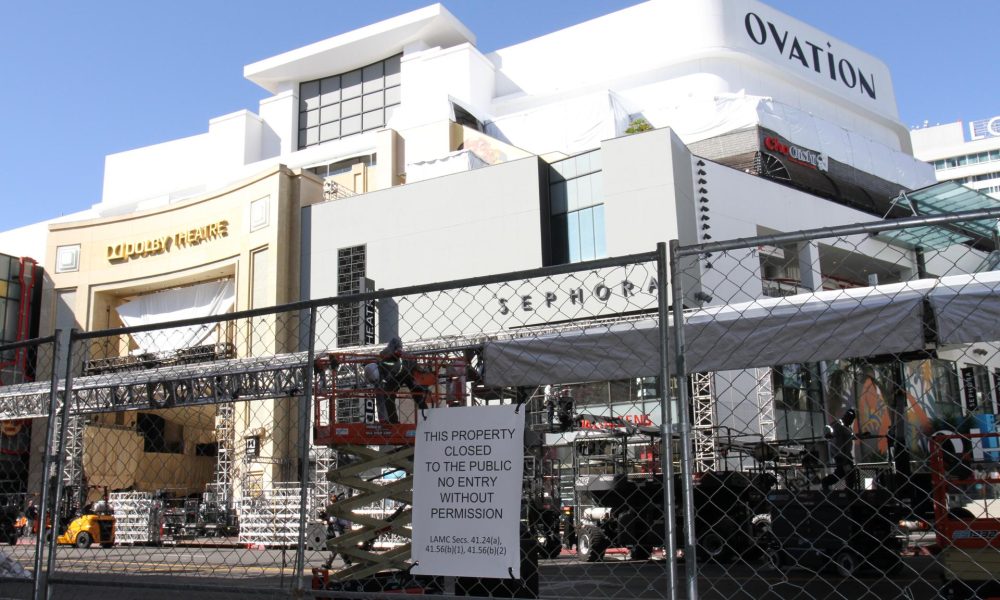 Unos obreros trabajan el pasado jueves 5 de marzo en frente de la entrada del Cine Dolby Theatre en Los Ángeles, California. EFE/Ana Milena Varón