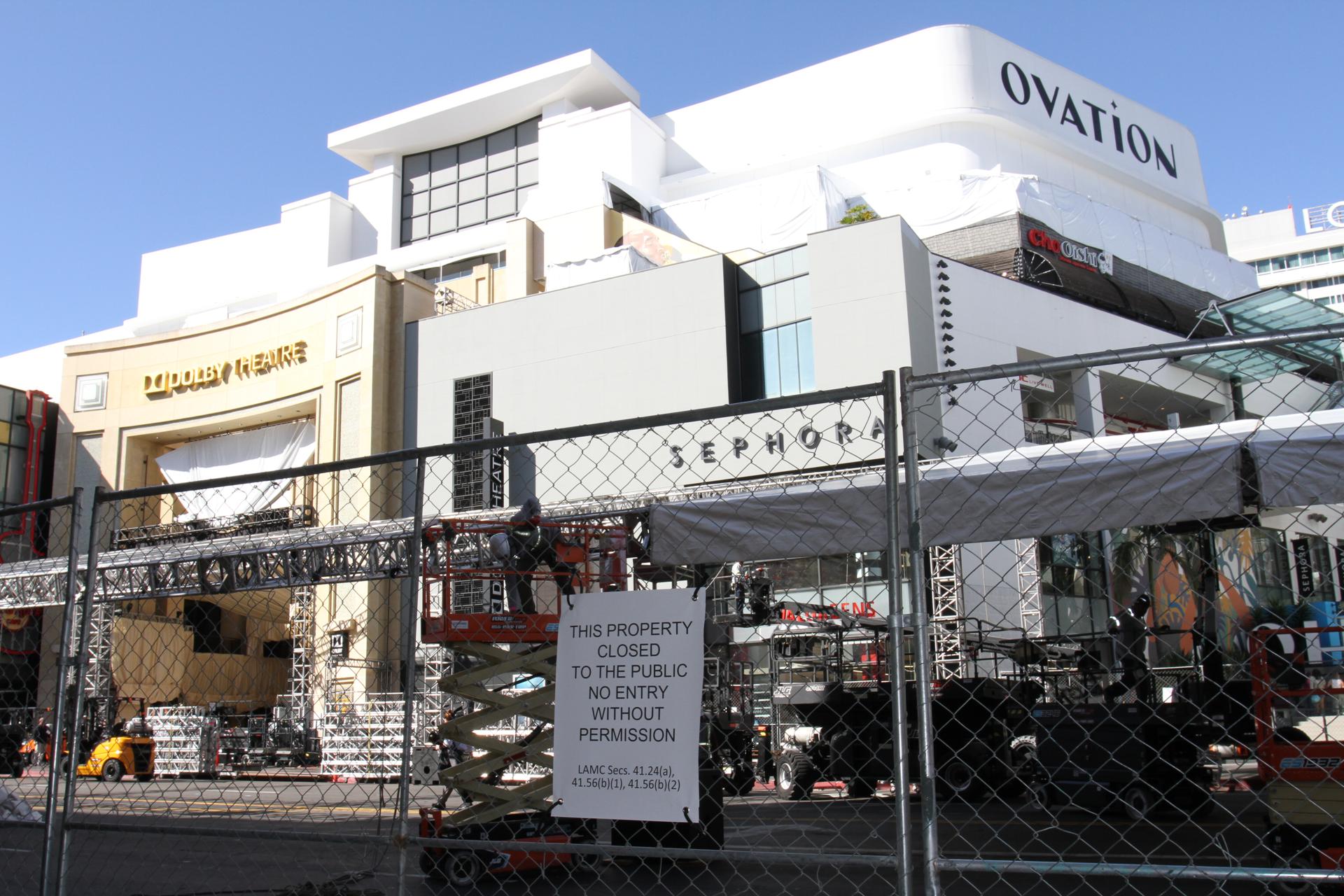 Unos obreros trabajan el pasado jueves 5 de marzo en frente de la entrada del Cine Dolby Theatre en Los Ángeles, California. EFE/Ana Milena Varón