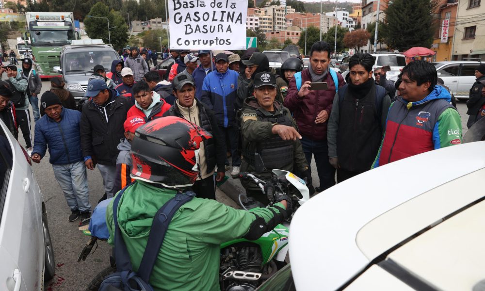 Personas participan durante una manifestación este jueves, en La Paz (Bolivia). EFE/ Luis Gandarillas