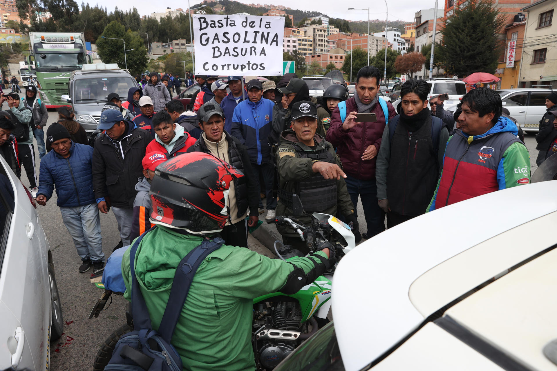 Personas participan durante una manifestación este jueves, en La Paz (Bolivia). EFE/ Luis Gandarillas
