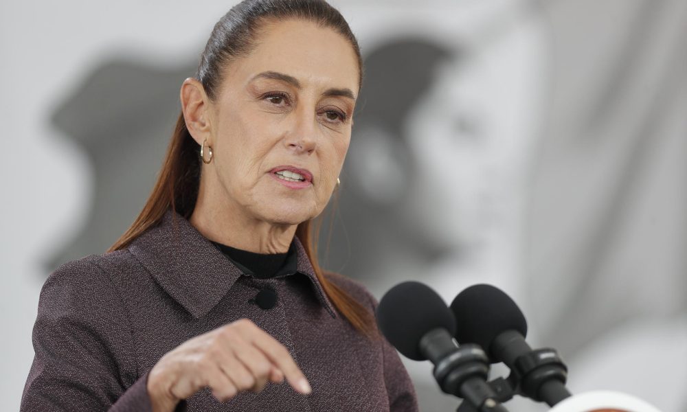 La presidenta de México, Claudia Sheinbaum, habla durante una rueda de prensa este lunes, en el Hospital Oncológico para la Mujer de Ciudad de México (México).  EFE/ Isaac Esquivel