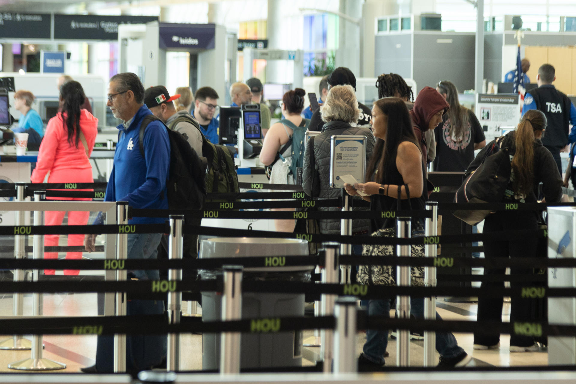 Varios de los principales aeropuertos de Estados Unidos, como los de Nueva Orleans y Houston, registraron largas filas y retrasos de varias horas en los controles de pasajeros debido al cierre parcial del Departamento de Seguridad Nacional (DHS). Imagen de archivo. EFE/ Carlos Ramírez