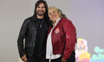 El cantante colombiano Juanes y la cantautora mexicana Vivir Quintana posan en una rueda de prensa este martes, en Ciudad de México (México). EFE/Mario Guzmán