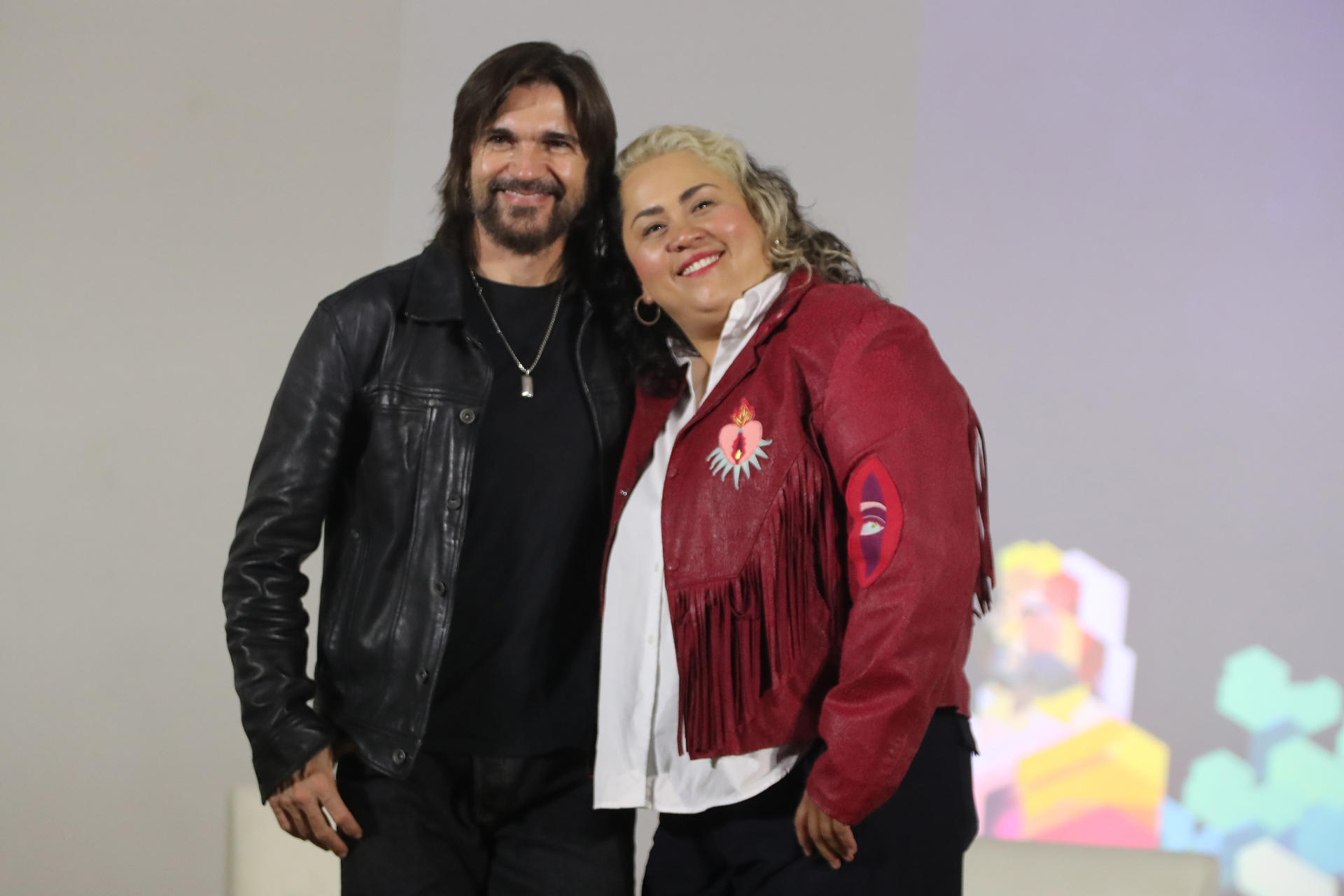 El cantante colombiano Juanes y la cantautora mexicana Vivir Quintana posan en una rueda de prensa este martes, en Ciudad de México (México). EFE/Mario Guzmán
