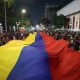 Decenas de personas sostienen una bandera de Venezuela este miércoles durante las celebraciones en las calles de Caracas por la conquista del Clásico Mundial de Béisbol. EFE/ Miguel Gutiérrez