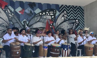 Personas tocan tambores en el XIV Encuentro de Tambores, celebrado en la Plaza Antonio R. Barceló este domingo, en Santurce (Puerto Rico). EFE/ Jorge Muñiz