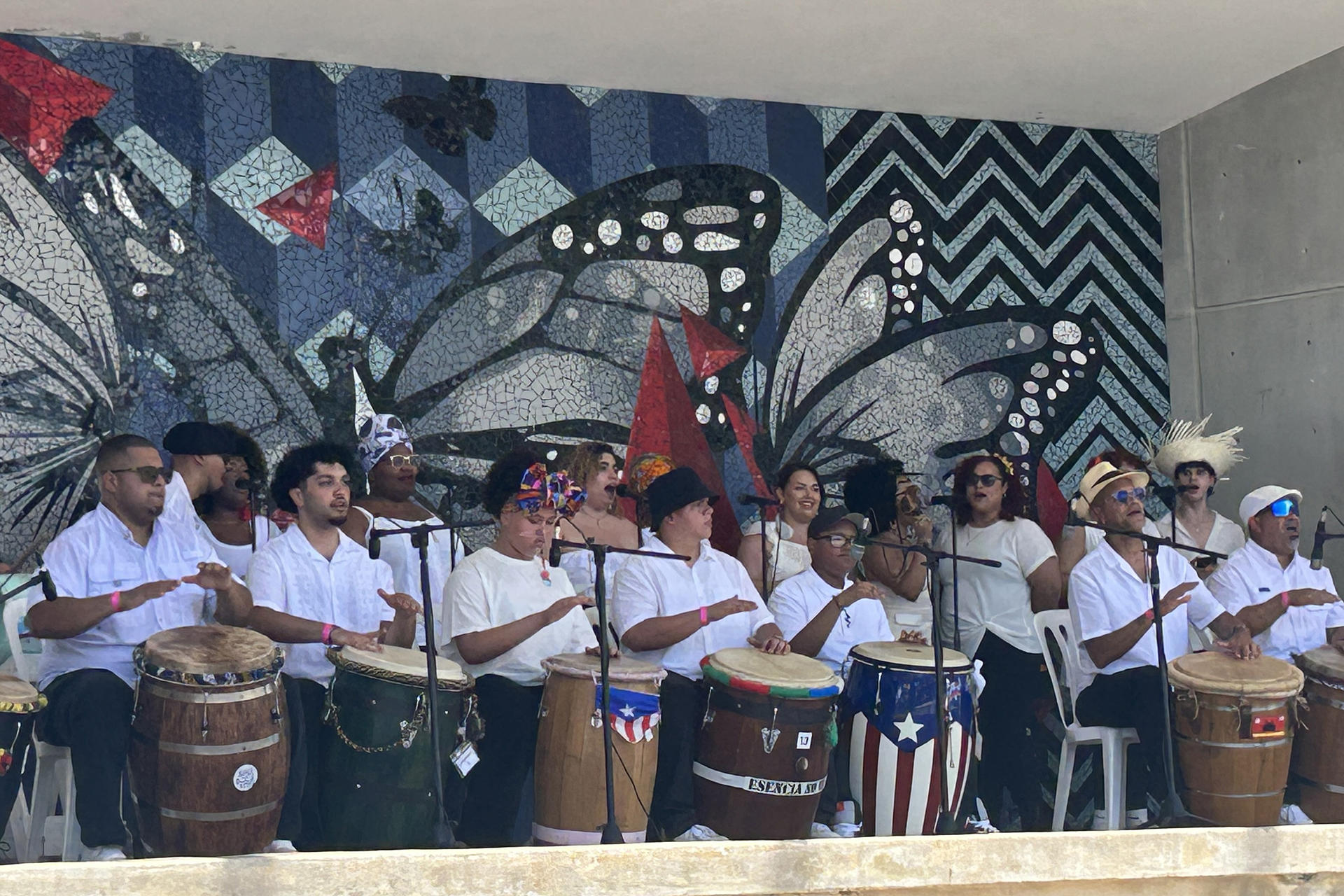 Personas tocan tambores en el XIV Encuentro de Tambores, celebrado en la Plaza Antonio R. Barceló este domingo, en Santurce (Puerto Rico). EFE/ Jorge Muñiz