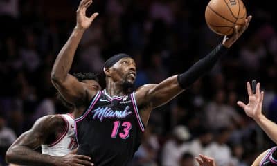 Bam Adebayo, de los Heat, en acción en el juego ante los Rockets en el Kaseya Center en Miami, Florida. EFE/EPA/CRISTOBAL HERRERA-ULASHKEVICH SHUTTERSTOCK OUT
