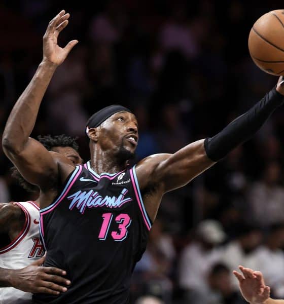 Bam Adebayo, de los Heat, en acción en el juego ante los Rockets en el Kaseya Center en Miami, Florida. EFE/EPA/CRISTOBAL HERRERA-ULASHKEVICH SHUTTERSTOCK OUT