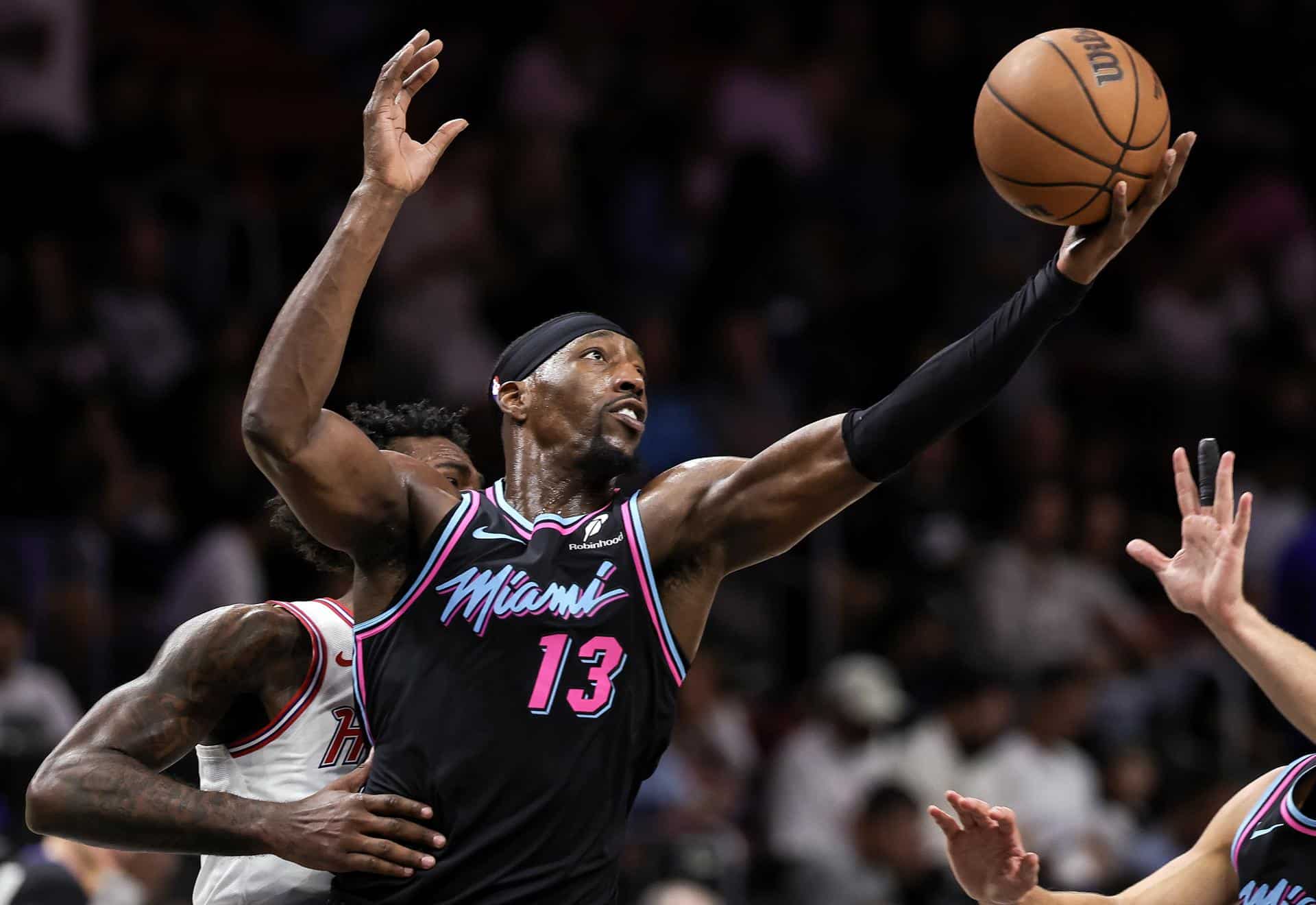 Bam Adebayo, de los Heat, en acción en el juego ante los Rockets en el Kaseya Center en Miami, Florida. EFE/EPA/CRISTOBAL HERRERA-ULASHKEVICH SHUTTERSTOCK OUT