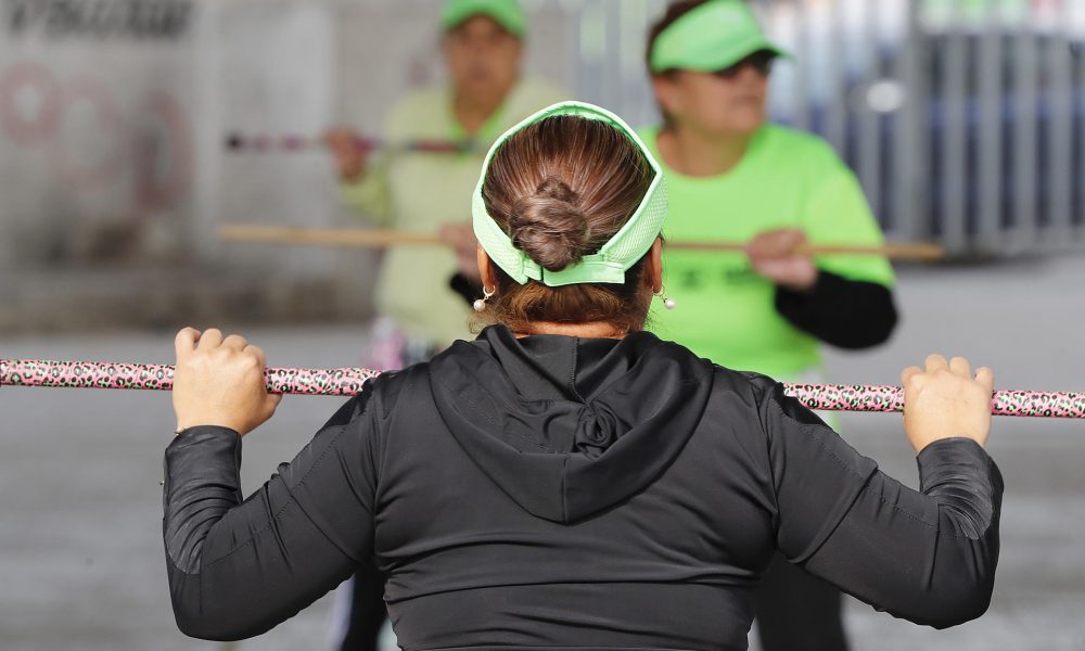 Mujeres participan en una clase de zumba en un deportivo en la Ciudad de México (México). Imagen de archivo. EFE/ Mario Guzmán