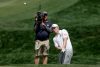 El inglés Matt Fitzpatrick golpea desde el green en el segundo hoyo durante la ronda final del torneo de golf The Players Championship en TPC Sawgrass en Ponte Vedra Beach, Florida (EE.UU.). EFE/ERIK S. LESSER
