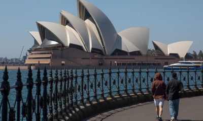 Fotografía de archivo de un par de personas caminando cerca del edificio de la Ópera, en Sídney. 
EFE/EPA/BRENT LEWIN AUSTRALIA AND NEW ZEALAND OUT