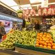 En la imagen de archivo un puesto de frutas y verduras en el mercado central de Zaragoza. EFE/Javier Belver