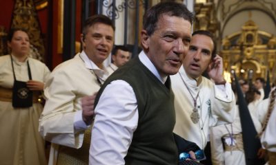 MÁLAGA, 29/03/2026.- El actor malagueño Antonio Banderas junto a los nazarenos de la Cofradía de María Santísima de Lágrimas, a su llegada a la iglesia de San Juan de Málaga, para procesionar hoy Domingo de Ramos. EFE/Jorge Zapata