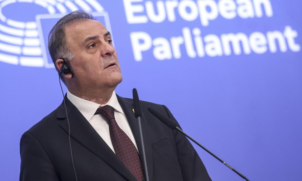 El alcalde en funciones de Estambul, Nuri Aslan, este jueves durante una comparecencia en el Parlamento Europeo en Bruselas con motivo de la entrega del premio Alcalde Pawel Adamowicz del Comité Europeo de las Regiones al alcalde de Istambul, Ekrem Imamoğlu, detenido y destituido de su cargo en marzo de 2025. EFE/ Pablo Garrigós