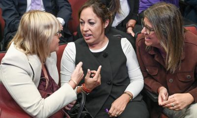 La ministra de Salud Pública, Cristina Lustemberg (i); la ministra de Industria Fernanda Cardona (c)​, y la ministra de Vievienda, Tamara Paseyro, asisten a un evento conmemorativo por el Día de la Mujer este lunes, en Montevideo (Uruguay). EFE/ Federico Gutiérrez