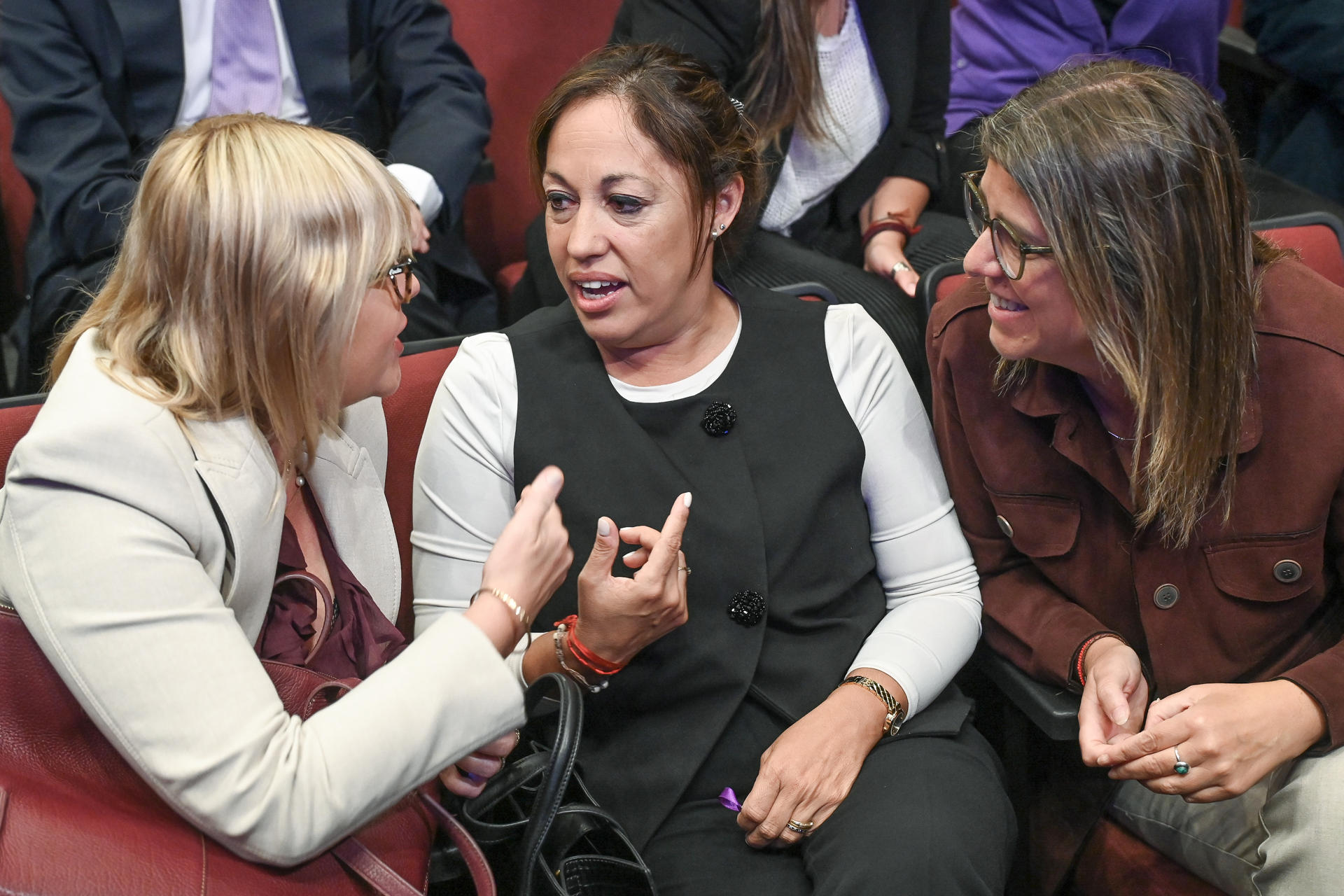 La ministra de Salud Pública, Cristina Lustemberg (i); la ministra de Industria Fernanda Cardona (c)​, y la ministra de Vievienda, Tamara Paseyro, asisten a un evento conmemorativo por el Día de la Mujer este lunes, en Montevideo (Uruguay). EFE/ Federico Gutiérrez