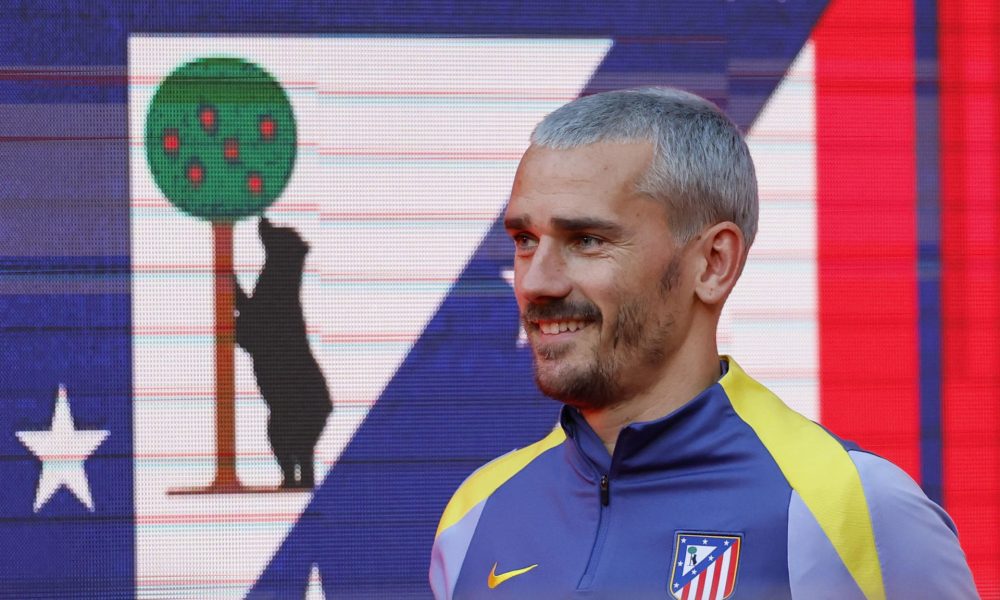 El delantero francés del Atlético de Madrid Antoine Griezmann antes del partido de la jornada 27 de Liga que disputan este sábado Atlético de Madrid y Real Sociedad en el estadio Metropolitano de Madrid. EFE/Mariscal