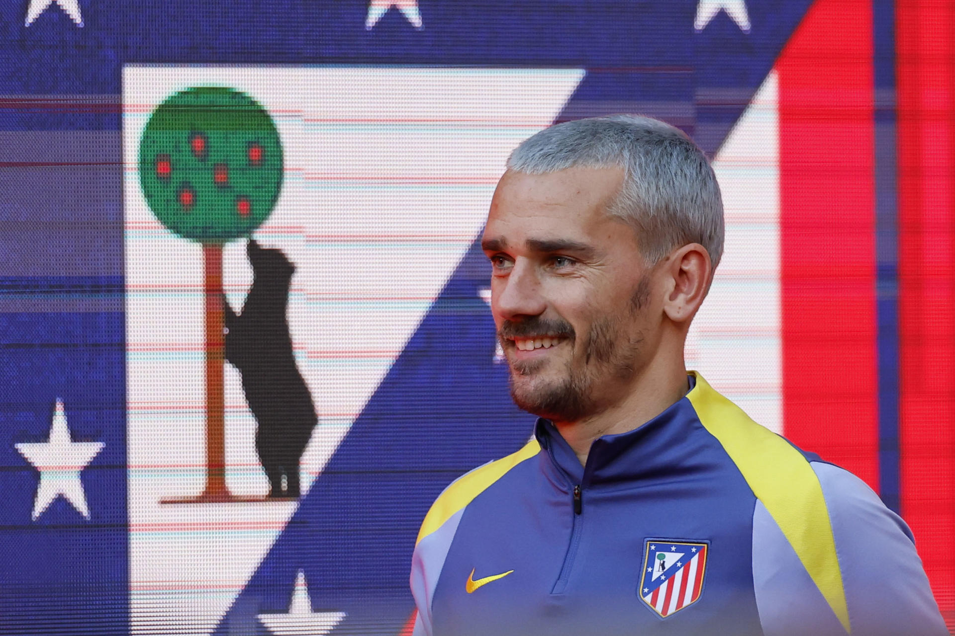 El delantero francés del Atlético de Madrid Antoine Griezmann antes del partido de la jornada 27 de Liga que disputan este sábado Atlético de Madrid y Real Sociedad en el estadio Metropolitano de Madrid. EFE/Mariscal