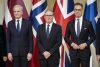 De izquierda a derecha, el primer ministro de Noruega, Jonas Gahr Støre, el primer ministro británico, Keir Starmer y el presidente de Finlandia, Alexander Stubb, posan para una foto de grupo en el Salón de Estado durante la Cumbre de Líderes de la Fuerza Expedicionaria Conjunta (JEF) en Helsinki, Finlandia, este jueves 26 de marzo de 2026. (Finlandia, Noruega, Ucrania) EFE/EPA/KIMMO BRANDT
