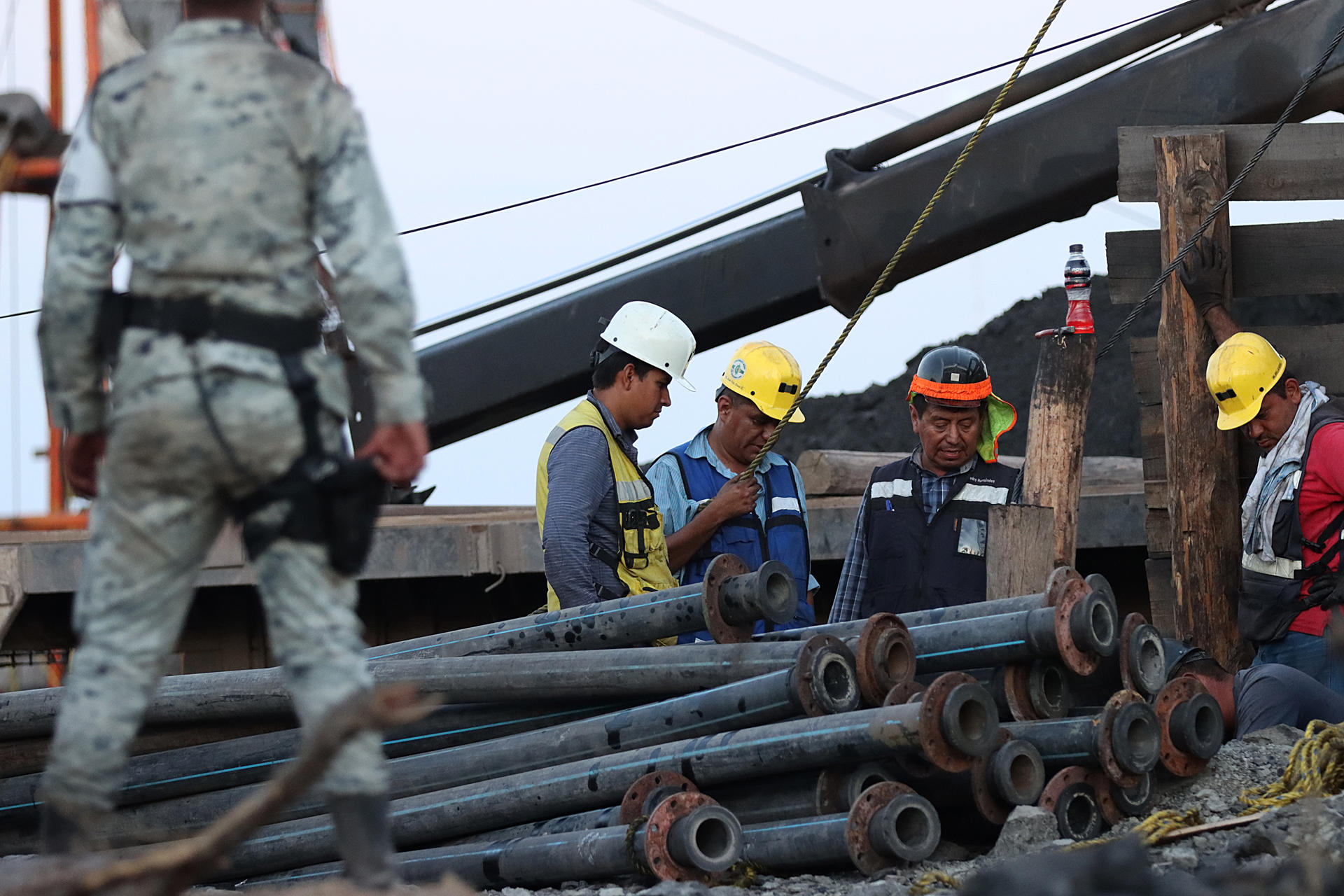 Mineros y personal de emergencias trabajan en el rescate de mineros atrapados en una mina,en Sinaloa (México). Imagen de archivo. EFE/ Antonio Ojeda