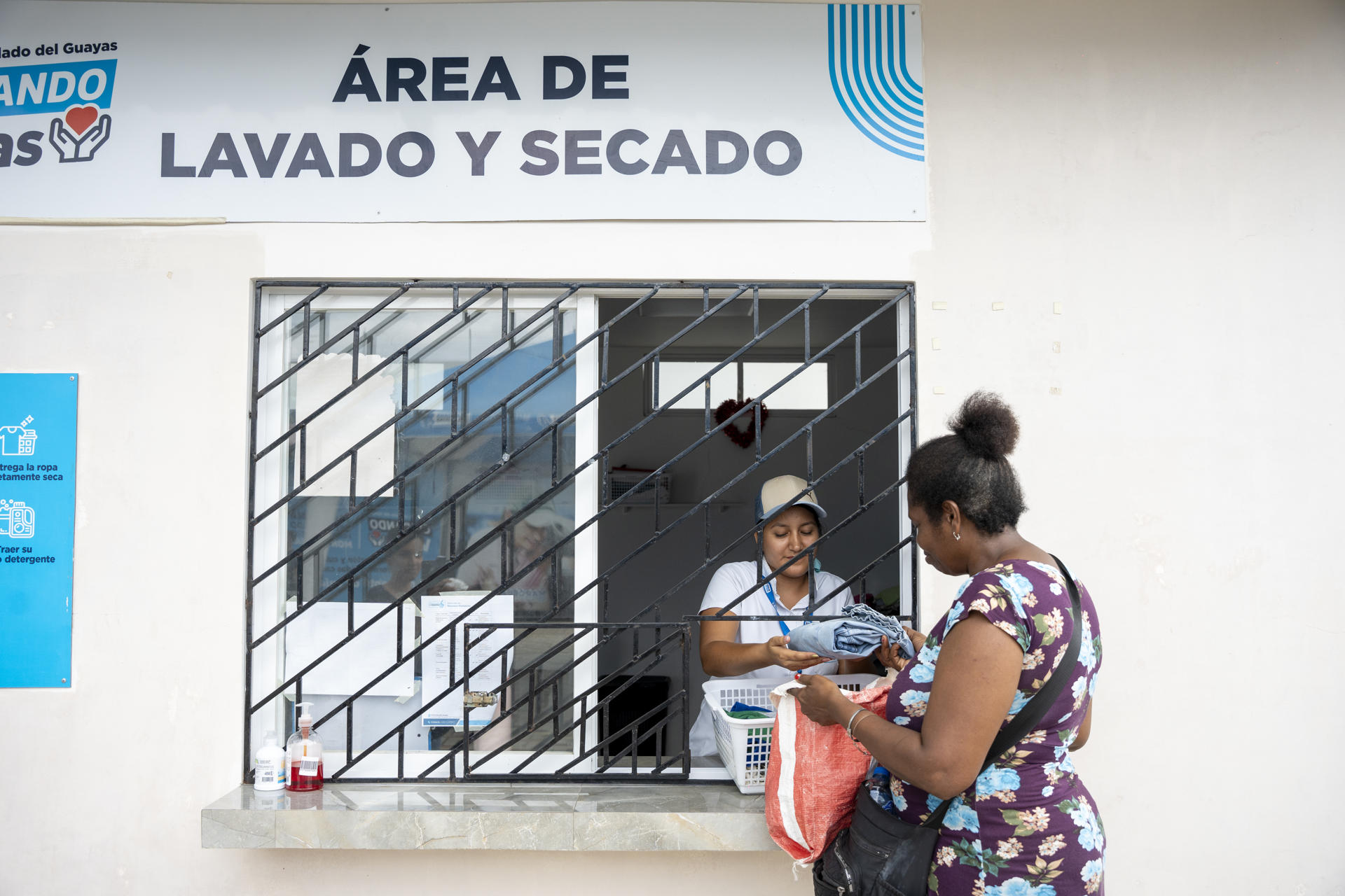 Mujeres participan en el proyecto Manzana del Cuidado en Guayaquil (Ecuador). EFE/ Mauricio Torres