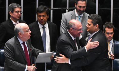 El vicepresidente de Brasil, Geraldo Alckmin (c), saluda el presidente del Senado, Davi Alcolumbre (d), junto del ministro de Relaciones Exteriores, Mauro Vieira (i), durante una sesión del Congreso Nacional este martes, en Brasilia (Brasil). EFE/ Andre Borges