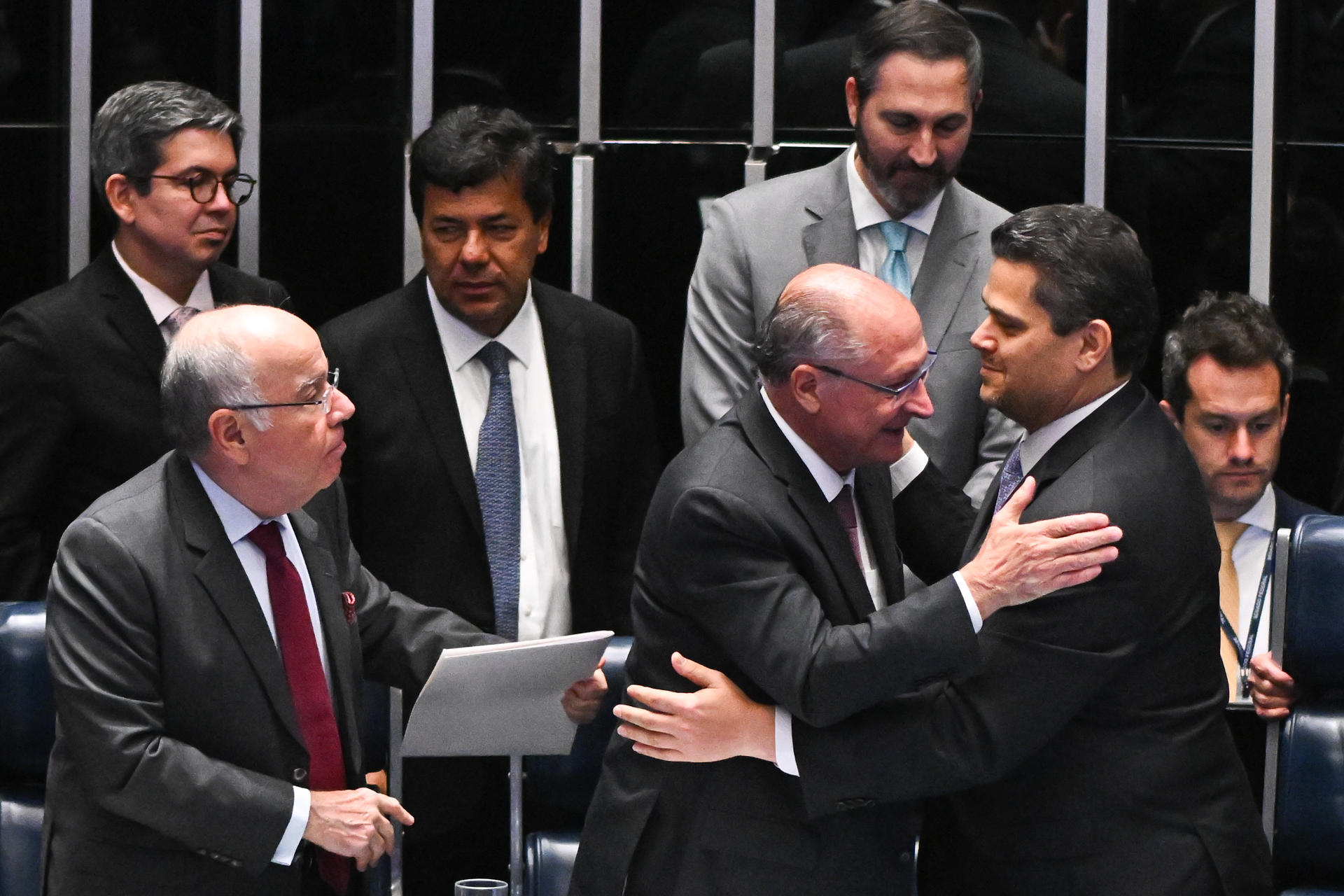 El vicepresidente de Brasil, Geraldo Alckmin (c), saluda el presidente del Senado, Davi Alcolumbre (d), junto del ministro de Relaciones Exteriores, Mauro Vieira (i), durante una sesión del Congreso Nacional este martes, en Brasilia (Brasil). EFE/ Andre Borges