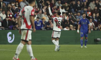 El jugador del Rayo Vallecano Álvaro García (c) celebra tras anotar el tercer gol del equipo durante el partido de la jornada 23 de LaLiga EA Sports entre el Rayo Vallecano y el Real Oviedo, este miércoles en el estadio de Vallecas. EFE/Kiko Huesca