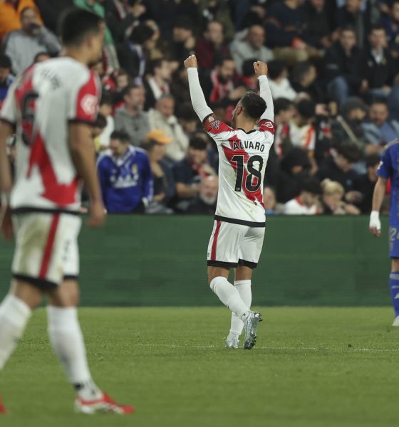 El jugador del Rayo Vallecano Álvaro García (c) celebra tras anotar el tercer gol del equipo durante el partido de la jornada 23 de LaLiga EA Sports entre el Rayo Vallecano y el Real Oviedo, este miércoles en el estadio de Vallecas. EFE/Kiko Huesca