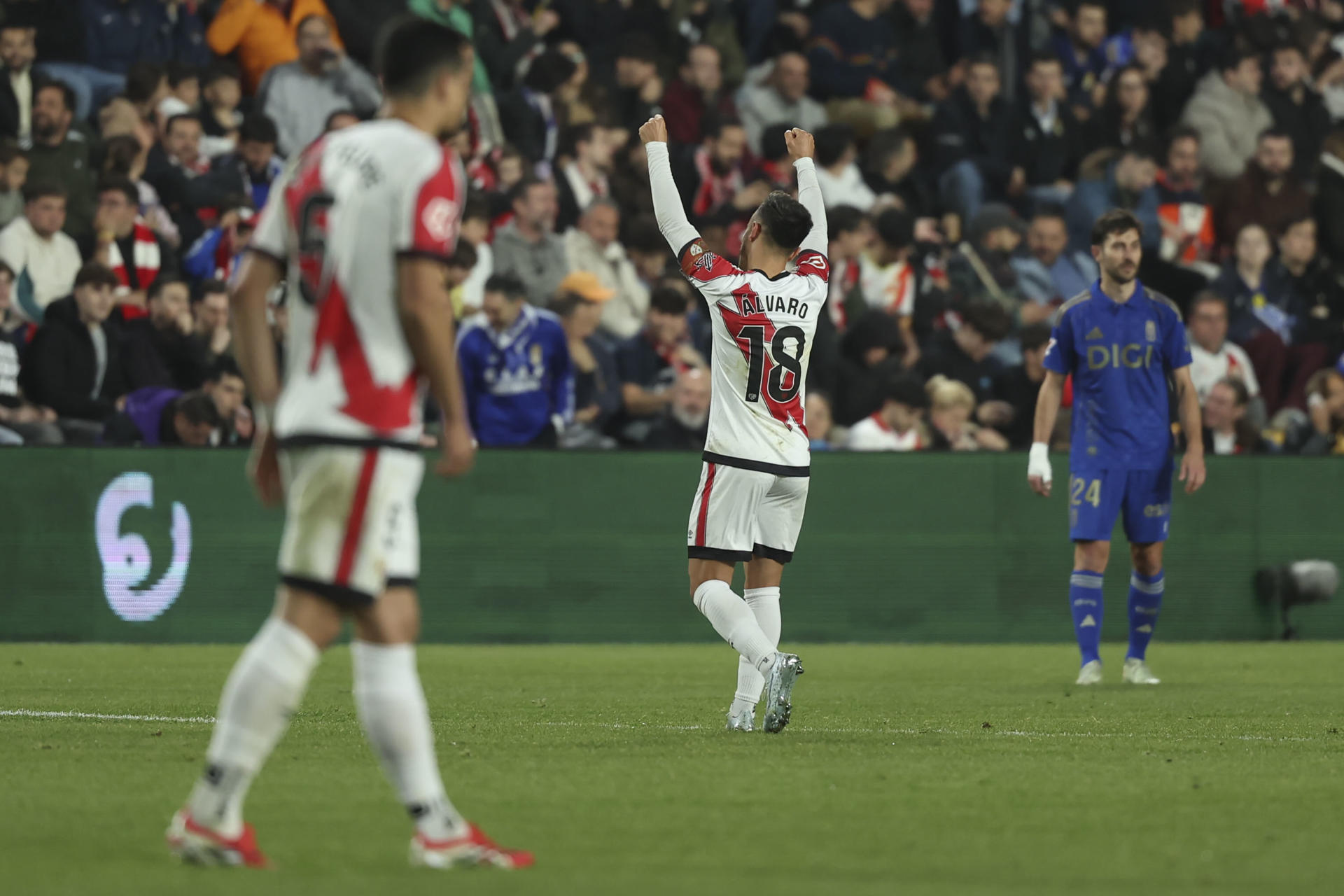 El jugador del Rayo Vallecano Álvaro García (c) celebra tras anotar el tercer gol del equipo durante el partido de la jornada 23 de LaLiga EA Sports entre el Rayo Vallecano y el Real Oviedo, este miércoles en el estadio de Vallecas. EFE/Kiko Huesca