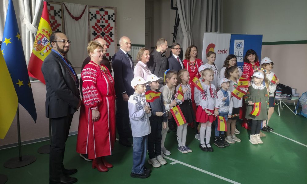 Los alumnos de la escuela de Mircha, cerca de Kiev, celebran la reinauguración del centro. EFE/ Marcel Gascón
