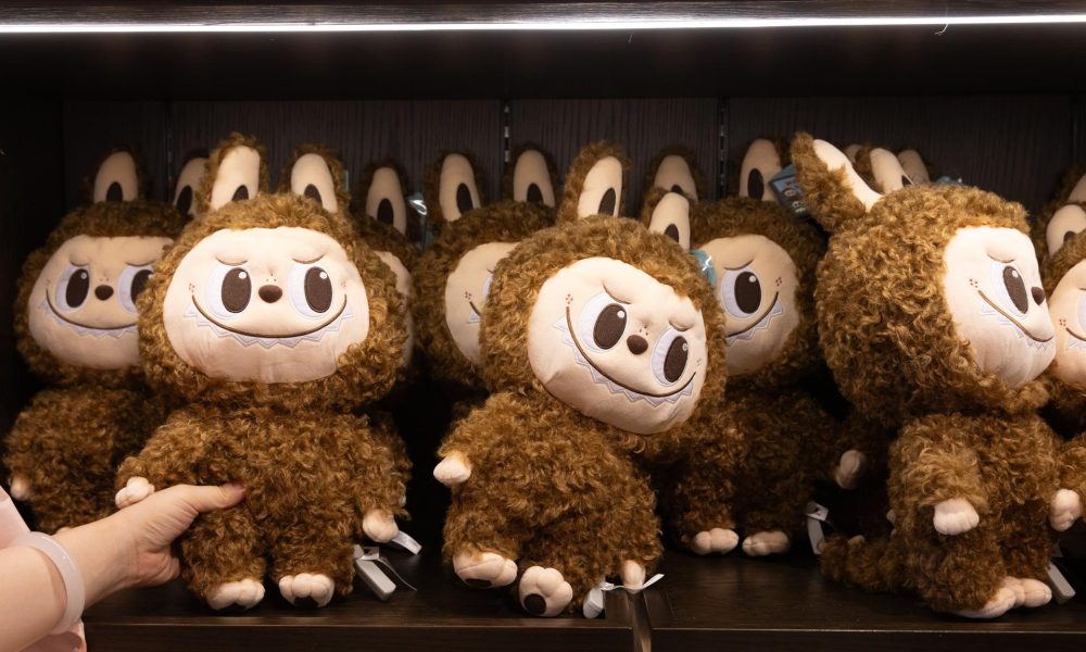 Imagen de archivo de Labubus durante una visita de prensa organizada a Popland, un parque temático inaugurado por la juguetería china Pop Mart, en Pekín, China, el 2 de junio de 2025. EFE/EPA/JESSICA LEE