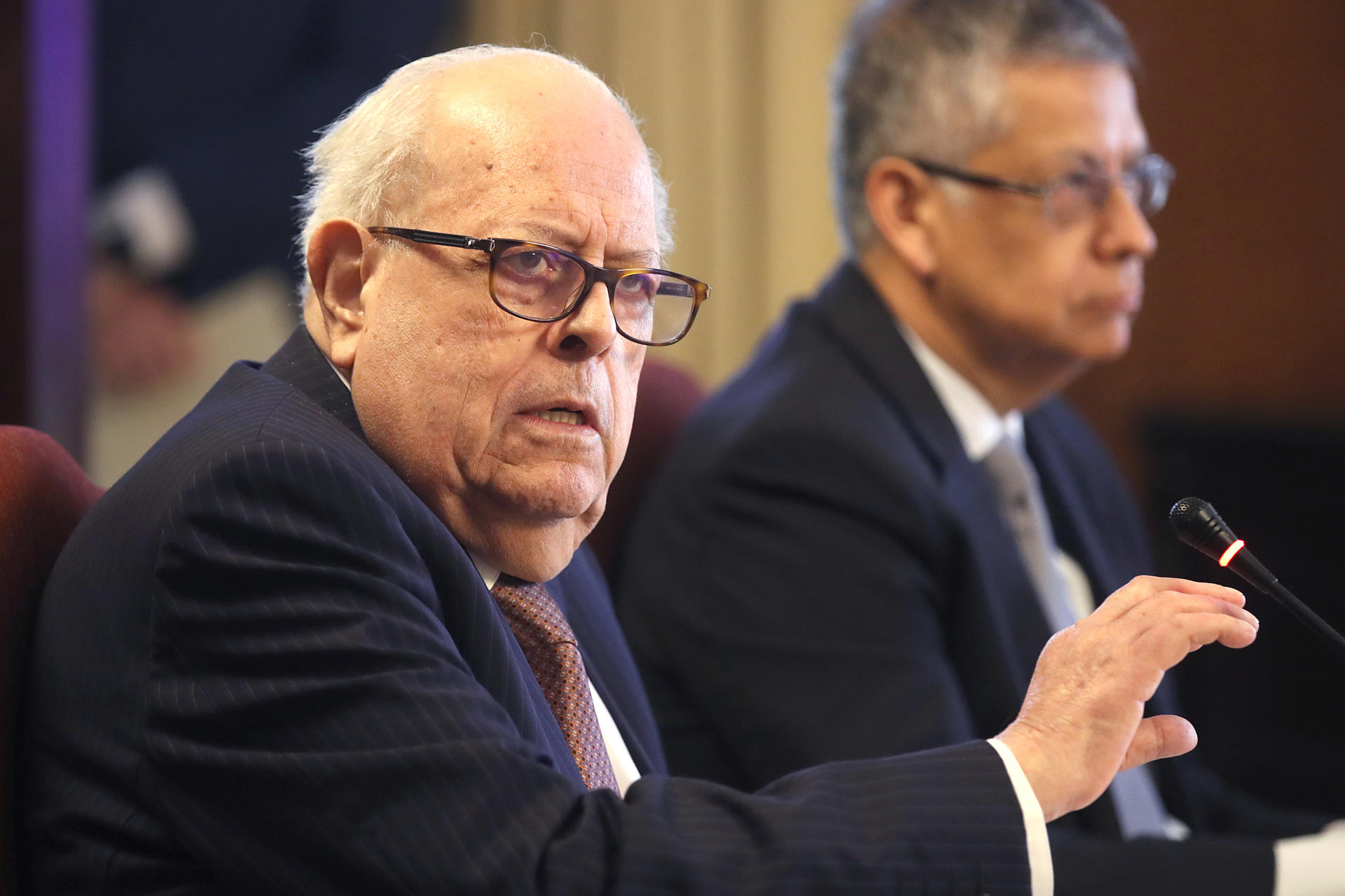 El presidente del Banco Central de Reserva del Perú (BCRP), Julio Velarde, habla durante una rueda de prensa este viernes, en Lima (Perú). EFE/ Paolo Aguilar