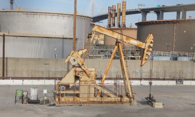 Una bomba de aceite bombea crudo en el puerto de Long Beach, California, EE. UU., este miércoles6. La escalada del conflicto en Oriente Medio y el cierre del estrecho de Ormuz han suscitado preocupación por las interrupciones en las rutas comerciales y el tráfico marítimo internacionales. EFE/EPA/CHRIS TORRES