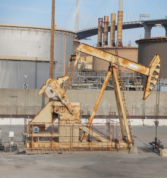 Una bomba de aceite bombea crudo en el puerto de Long Beach, California, EE. UU., este miércoles6. La escalada del conflicto en Oriente Medio y el cierre del estrecho de Ormuz han suscitado preocupación por las interrupciones en las rutas comerciales y el tráfico marítimo internacionales. EFE/EPA/CHRIS TORRES