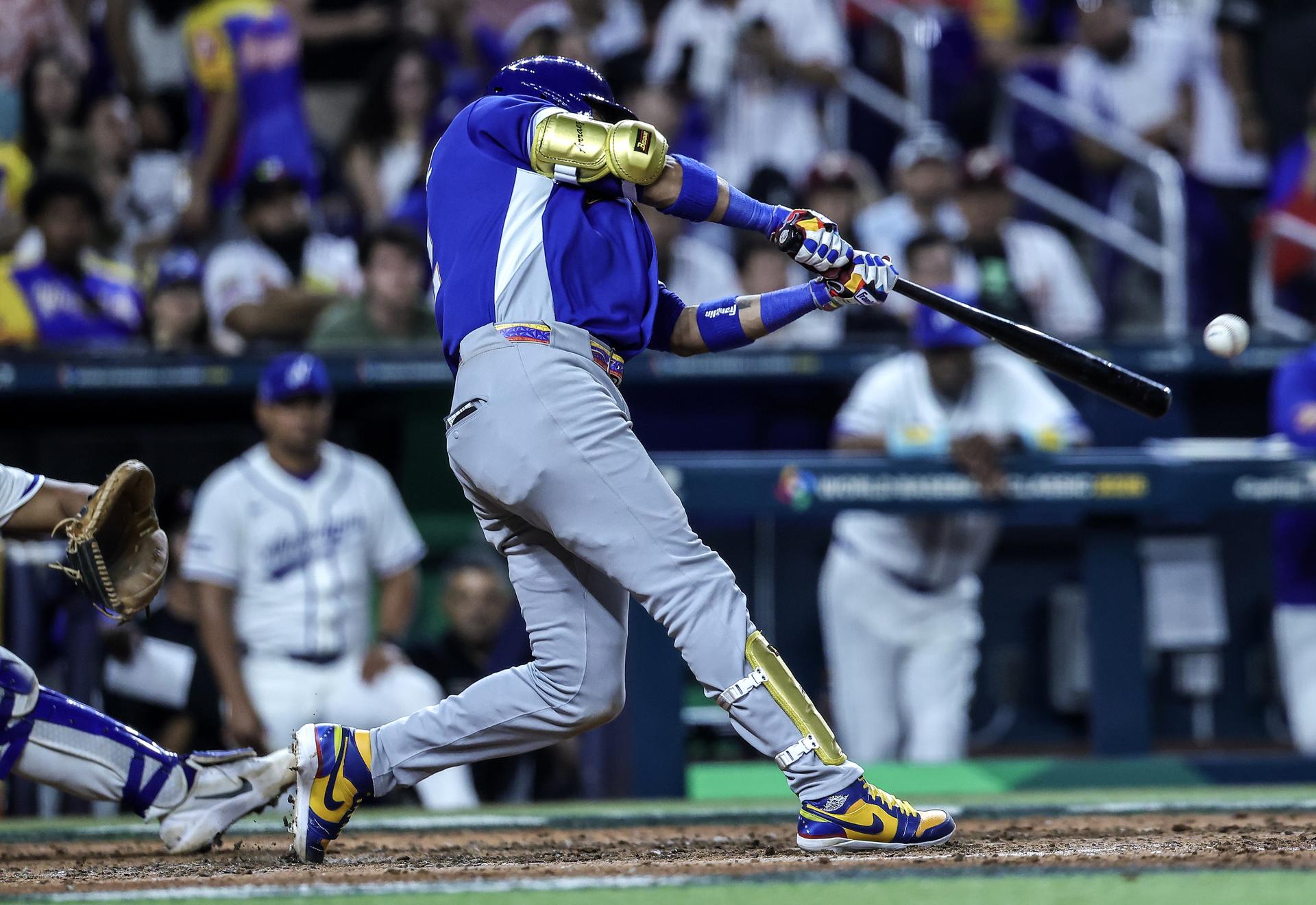 El primera base de Venezuela Luis Arraez en acción durante el juego del Grupo D del Clásico Mundial de Béisbol 2026 ante Nicaragua en el loanDepot Park en Miami, Florida, EE. UU. EFE/EPA/CRISTOBAL HERRERA-ULASHKEVICH