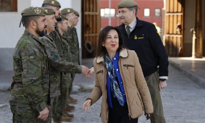 La ministra de Defensa, Margarita Robles, acompañada del jefe del Estado Mayor del Ejército de Tierra, el general Amador Enseñat (detrás), saluda a varios militares mientras visita el Mando de Artillería Antiaérea y mantiene una reunión por videoconferencia con el contingente español desplegado en la Base Aérea de Incirlik, en la misión 'Apoyo a Turquía (AT) XXIII' de la OTAN, este lunes, en el acuartelamiento de artillería de Fuencarral 'Capitan Guiloche', en Madrid.EFE/ Mariscal