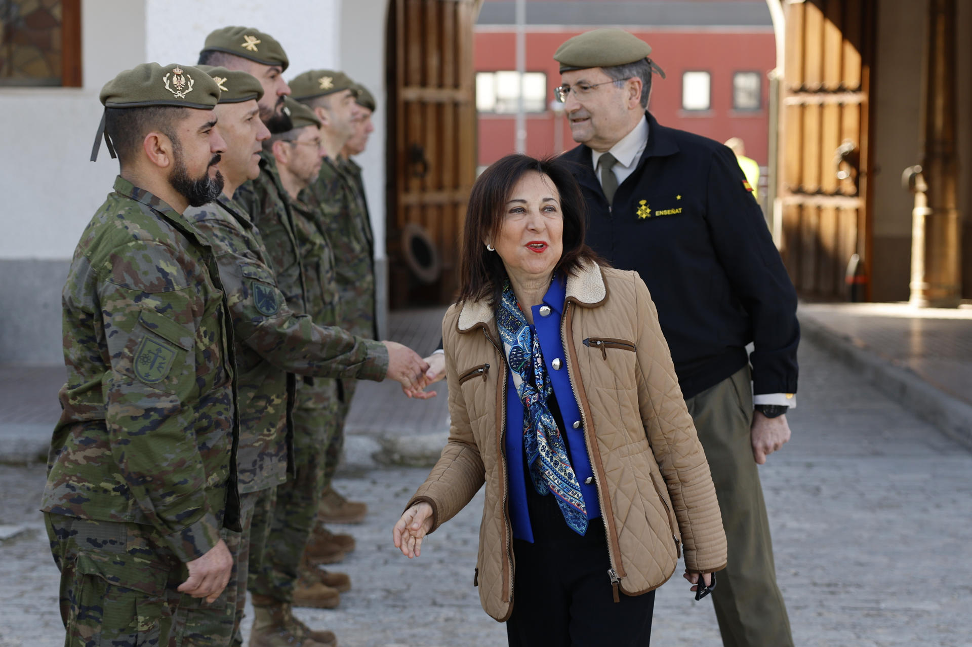 La ministra de Defensa, Margarita Robles, acompañada del jefe del Estado Mayor del Ejército de Tierra, el general Amador Enseñat (detrás), saluda a varios militares mientras visita el Mando de Artillería Antiaérea y mantiene una reunión por videoconferencia con el contingente español desplegado en la Base Aérea de Incirlik, en la misión 'Apoyo a Turquía (AT) XXIII' de la OTAN, este lunes, en el acuartelamiento de artillería de Fuencarral 'Capitan Guiloche', en Madrid.EFE/ Mariscal