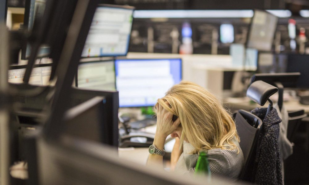 Una operadora mira sus pantallas en la Bolsa de valores de Fráncfort, Alemania, 7 de enero de 2016. EPA/FRANK RUMPENHORST