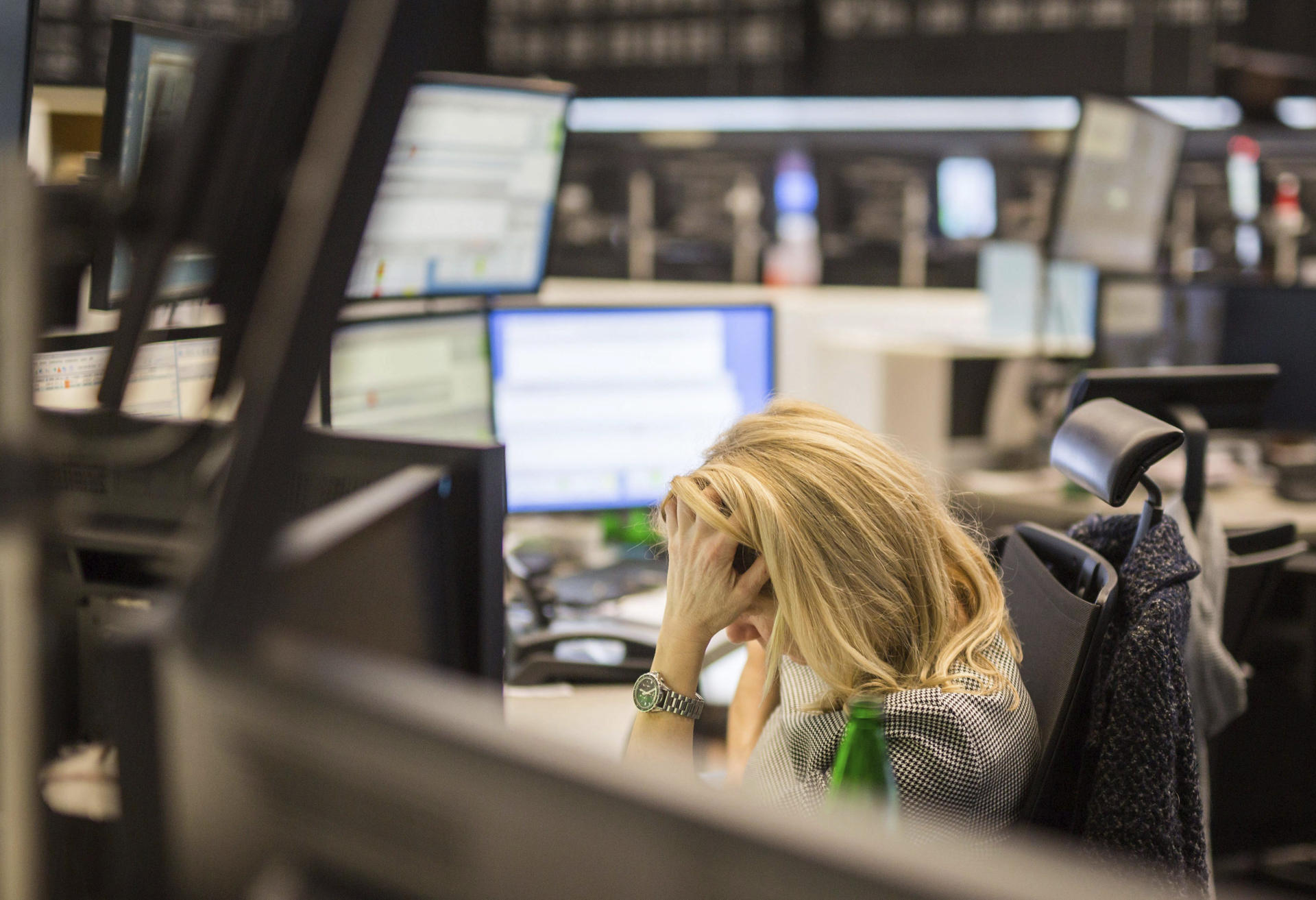 Una operadora mira sus pantallas en la Bolsa de valores de Fráncfort, Alemania, 7 de enero de 2016. EPA/FRANK RUMPENHORST