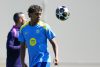 El jugador del FC Barcelona Lamine Yamal durante el entrenamiento realizado en la ciudad deportiva Joan Gamper para preparar el partido de vuelta de los octavos de final de la Liga de campeones ante el Newcastle. EFE/Alejandro García
