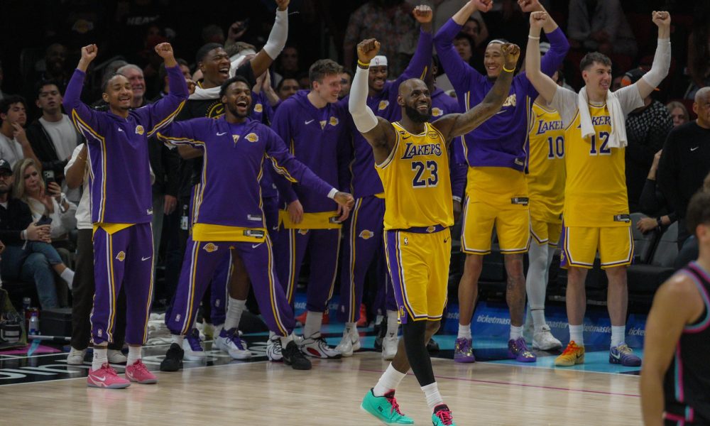 Jugadores de Lakers celebran este jueves su victoria frente a Miami Heat en la NBA. EFE/ Alberto Boal