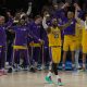 Jugadores de Lakers celebran este jueves su victoria frente a Miami Heat en la NBA. EFE/ Alberto Boal