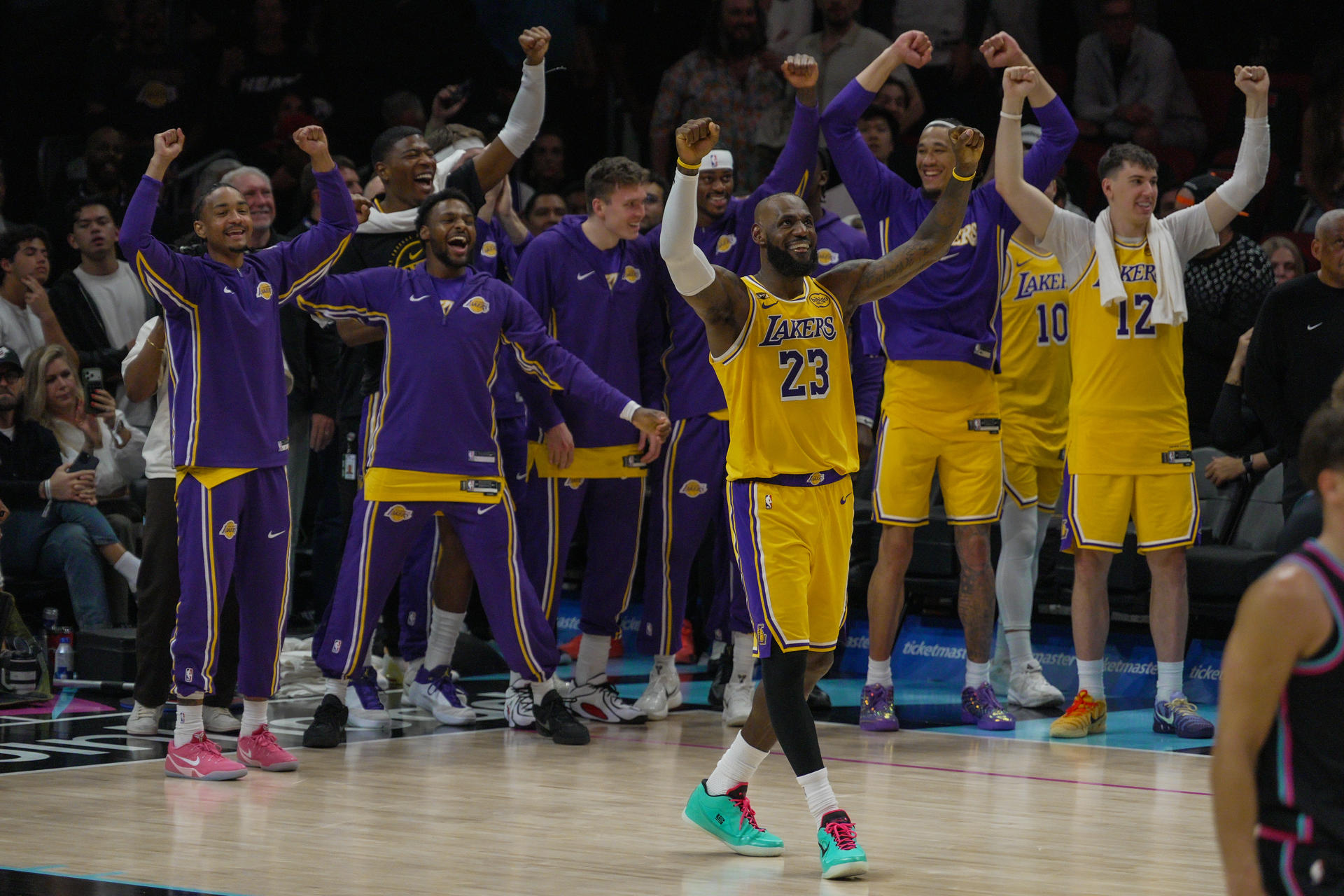 Jugadores de Lakers celebran este jueves su victoria frente a Miami Heat en la NBA. EFE/ Alberto Boal