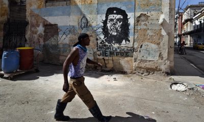 Una persona camina frente a un mural con la imagen de Ernesto 'Che' Guevara este jueves, en La Habana (Cuba). EFE/ Ernesto Mastrascusa