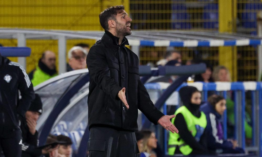El entrenador del Como 1907, Cesc Fàbregas, durante el partido de la Serie A italiana de fútbol entre su equipo y el AS Roma en el estadio Giuseppe Sinigaglia. EFE/EPA/Roberto Bregani